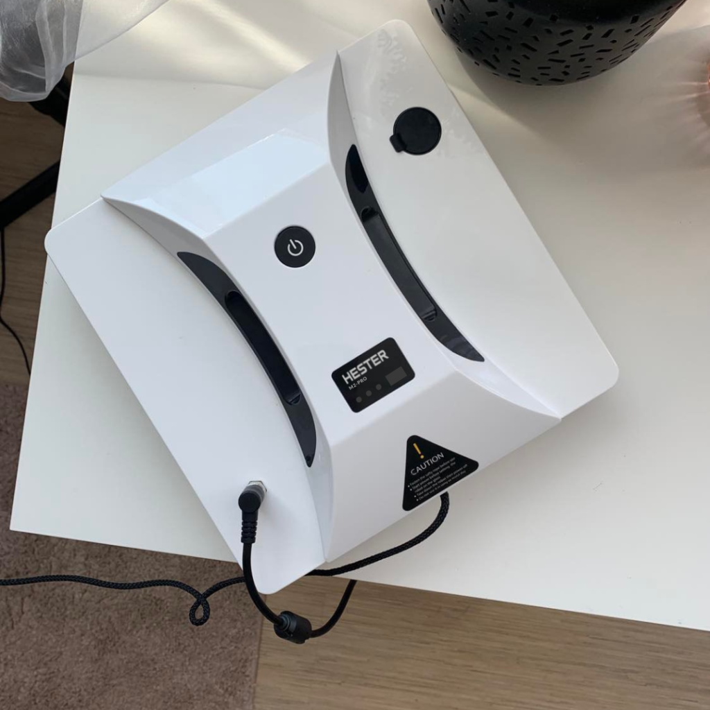 Logu robots uz galda